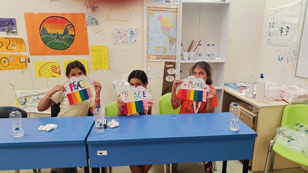 Dal Congo all’Afghanistan, storie di bambini che sognano un futuro: la Summer School dei Giovani per la Pace nel campo profughi di Corinto, in Grecia